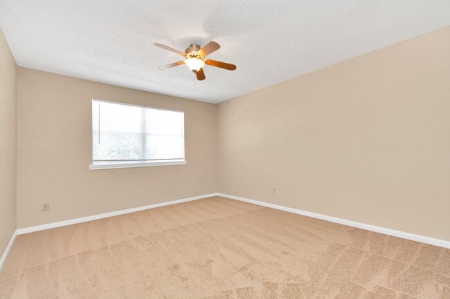 Building Photo - 15616 Weldon Dr
