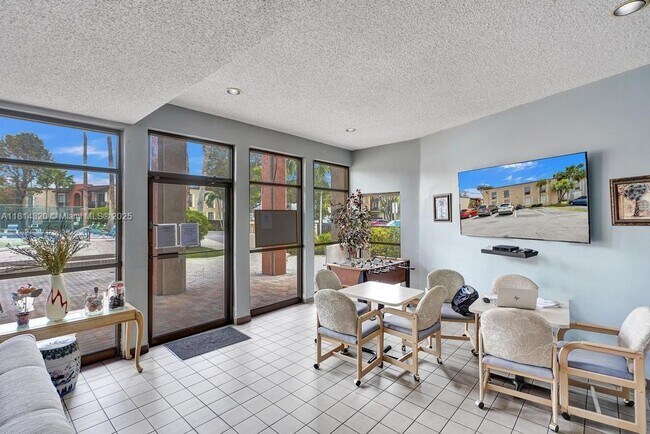 Building Photo - 10804 N Kendall Dr