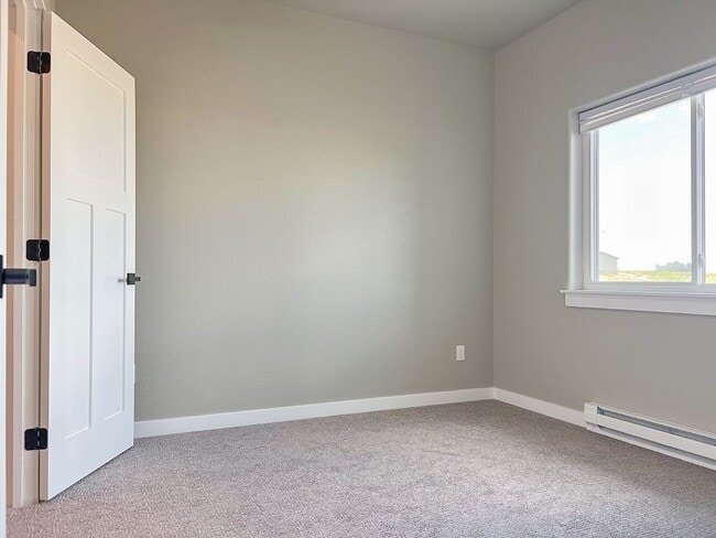 Building Photo - Pet Friendly 2 bed/ 1 bath unit at Soldier Ridge!