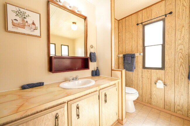Building Photo - Stylish & Spacious 2-Bedroom Mobile Home