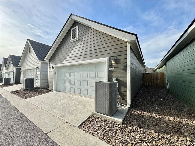 Building Photo - 708 NE Hts Ln