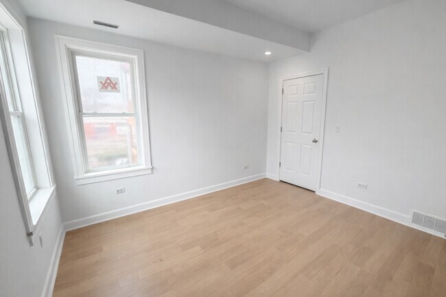 Building Photo - 3340 W Evergreen Ave