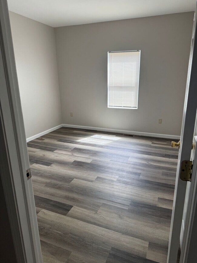 Building Photo - Modern 2 bedroom with office in West Sprin...