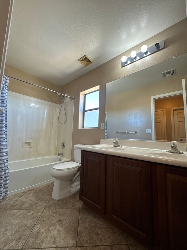 Building Photo - 5 bedroom home in the Anthem Parkside