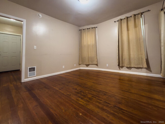 Building Photo - 19 Upson St