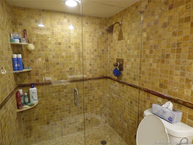 Building Photo - 1523 E Hillsboro Blvd