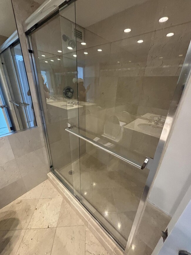 Building Photo - 5700 Collins Ave