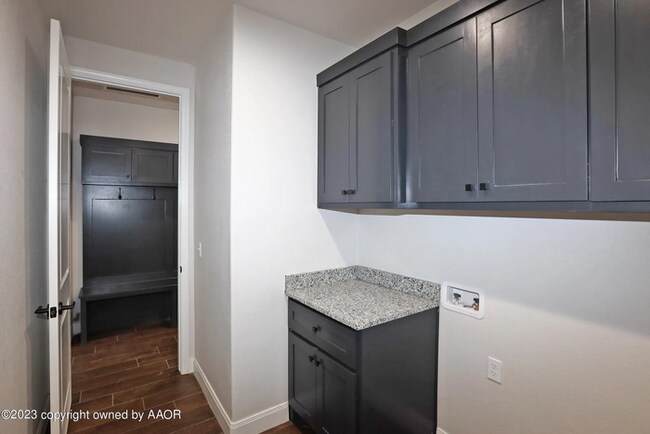 Building Photo - 504 Country Club Dr