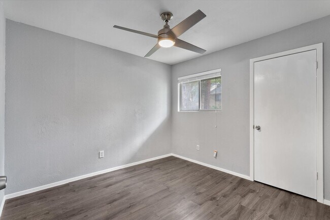 Building Photo - Perfectly Located Townhome in South Austin
