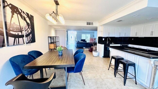 Building Photo - 903 NE 27th Ave