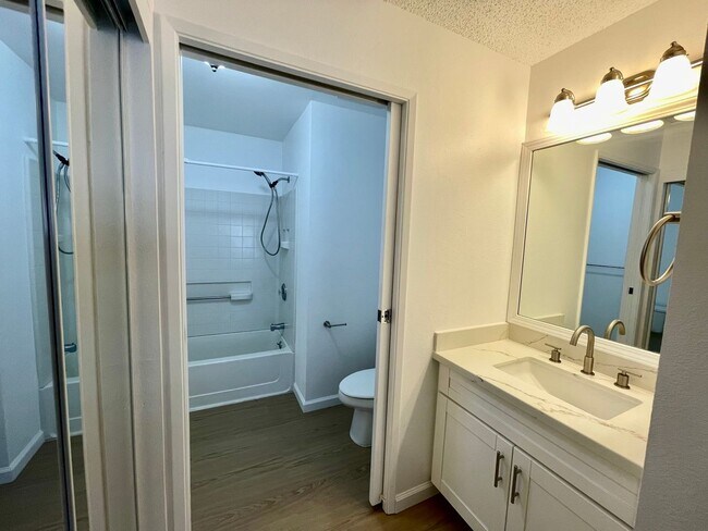 Building Photo - Discover a refreshed 2-bedroom, 2-bathroom residence in Mililani Mauka, complete with 2 parking s...