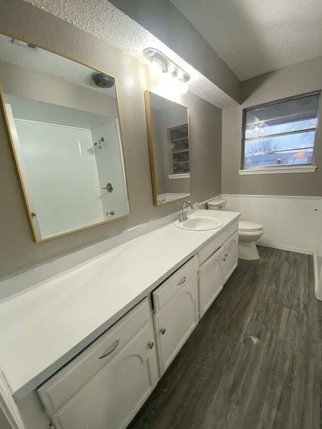 Building Photo - Cute 4 Bedroom Home