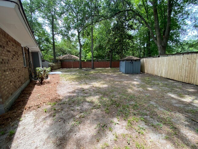 Building Photo - Adorable 3/2 on large corner lot