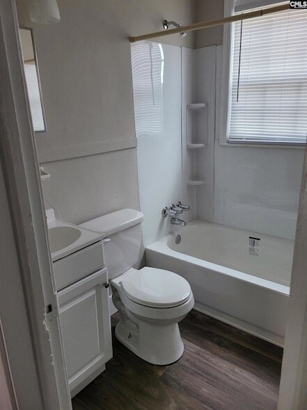 Building Photo - 332 S Bull St