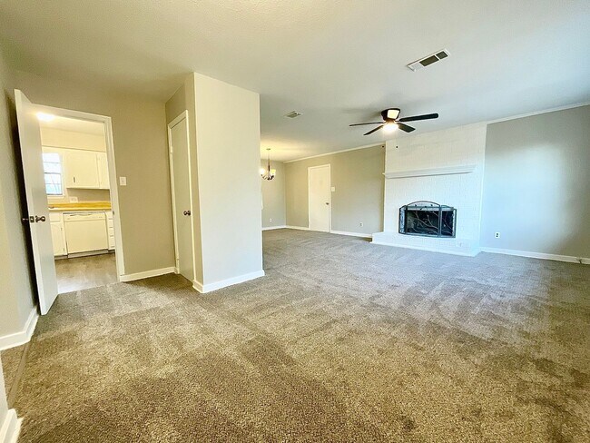 Building Photo - 2003 Doris Dr