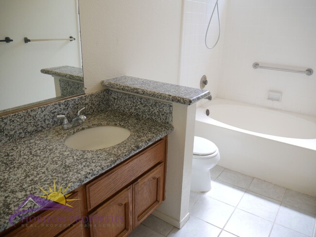 Building Photo - Bright 3 Bed 2 Bath 1,477 Sq. Ft. Sacramen...