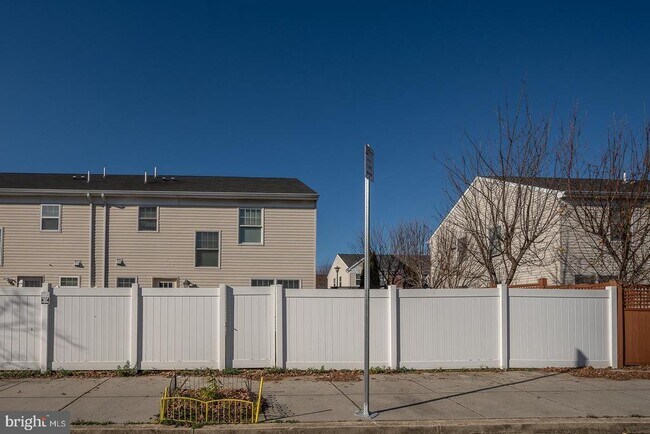Building Photo - 1331 S Lawrence St