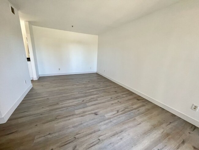 Building Photo - Fully Remodeled 3 Bed 2 Bath East lake