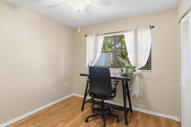 Building Photo - 1411 Crest Dr