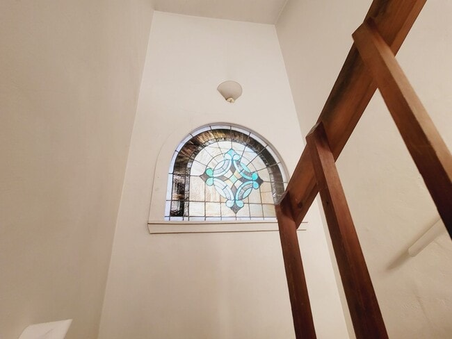 Building Photo - MIDTOWN 2/2.5 w/ Large Fenced Yard, Deck, Washer/Dryer, & Huge Bedrooms! Avail NOW for $1495/month!