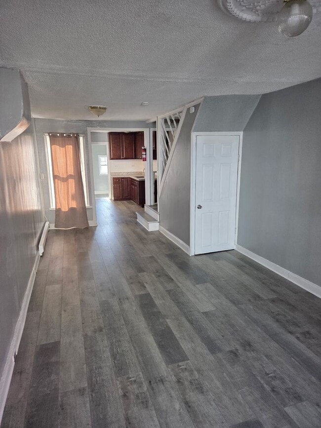 Building Photo - 3 Bedroom 1 Bath Home Available for Rent