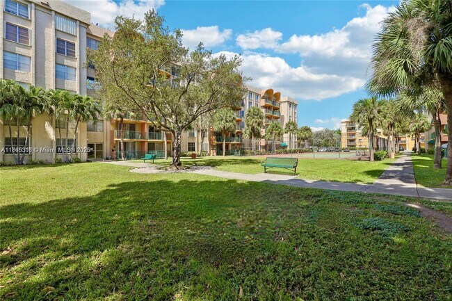 Building Photo - 9360 Fontainebleau Blvd