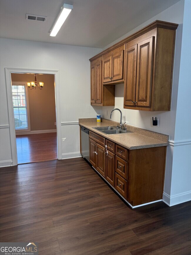 Building Photo - 2104 Ginger Estates Dr NE