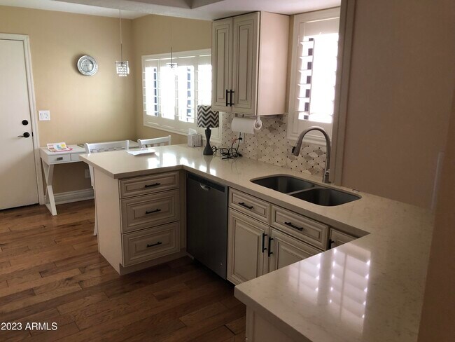 Building Photo - 6527 N 13th Dr