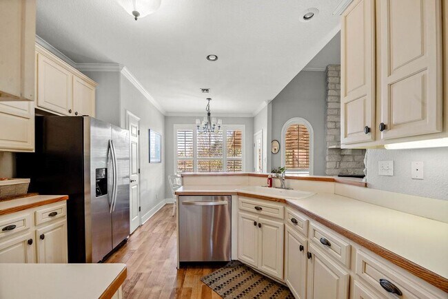 Building Photo - 11 Elmwood Cir