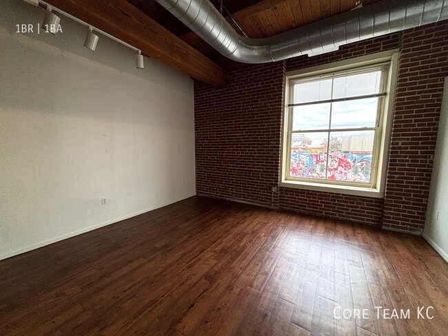 Building Photo - 1 Bedroom + Den In River Market!