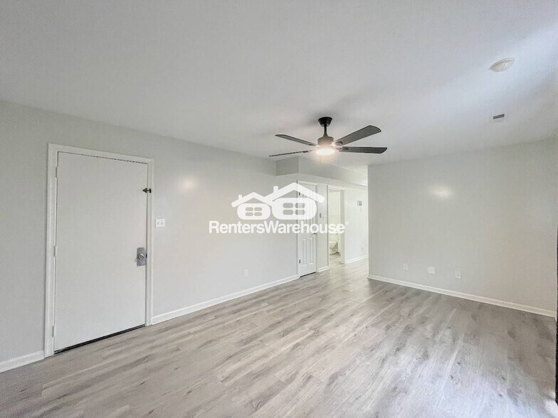 Building Photo - 835 Deer Path Trail