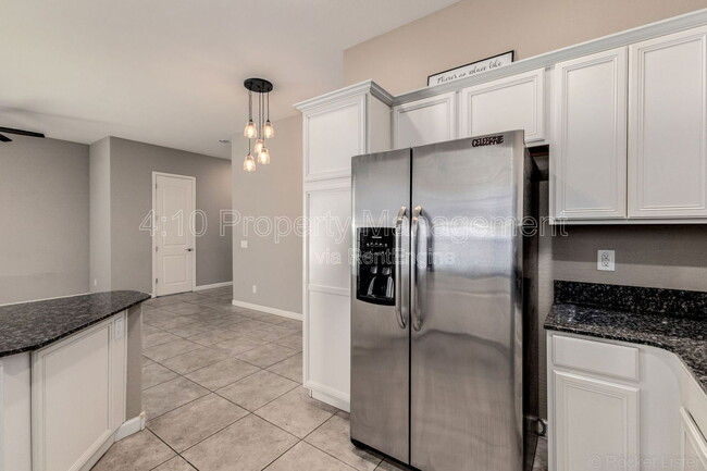 Building Photo - 1367 S Country Club Dr