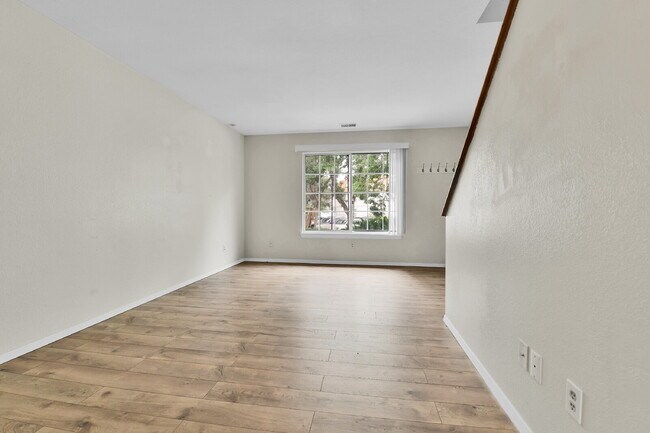 Building Photo - $1,775 - 2 Bed, 2.5 Bath End Unit in Auror...