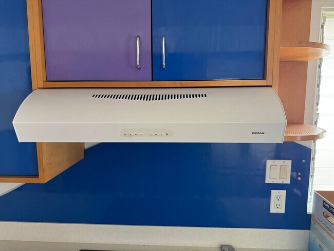 Building Photo - Newtown Estates, 3 bdrm, 2 bath, 2 car enc...