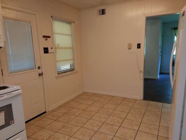 Building Photo - SOUTHERN HILLS!