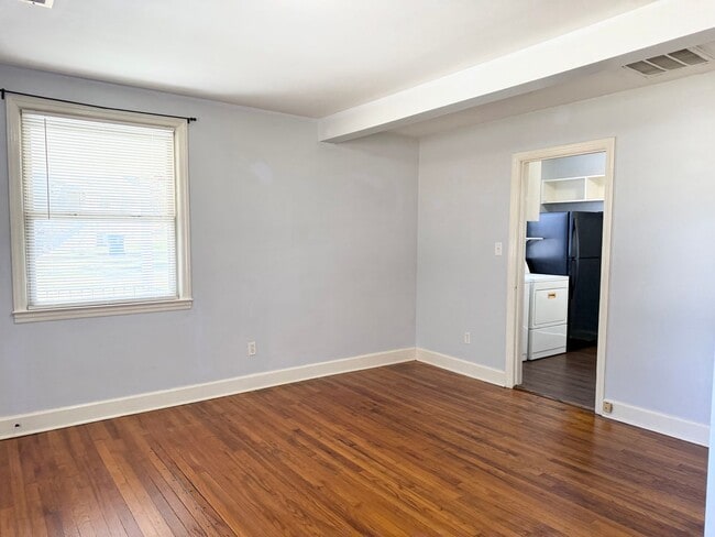 Building Photo - Charming 2 Bedroom Home With Spacious Yard!