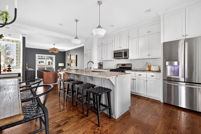 Building Photo - 611 N Pine St