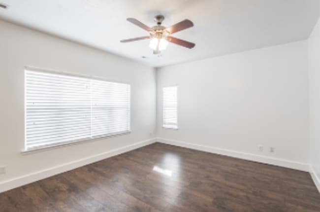 Building Photo - Beautiful 5 Bed | 2.5 Bath | 3 Car Single Family Home