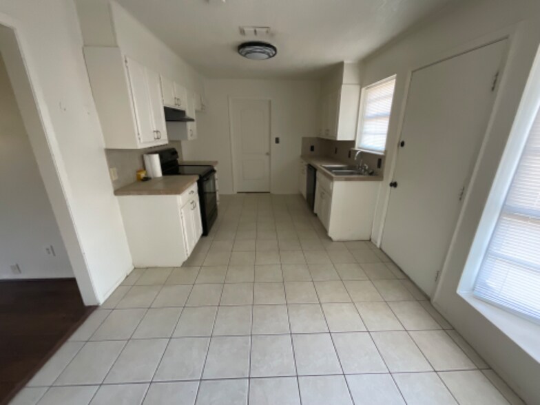 Building Photo - 4715 Catalina Dr