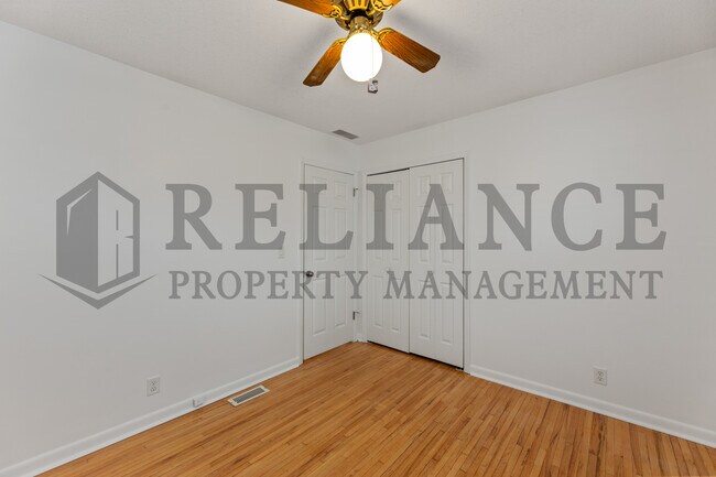 Building Photo - 2210 W Columbine Ln