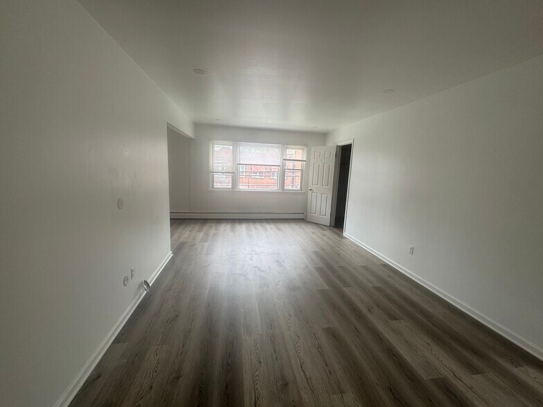 Building Photo - 121 Mallory Ave