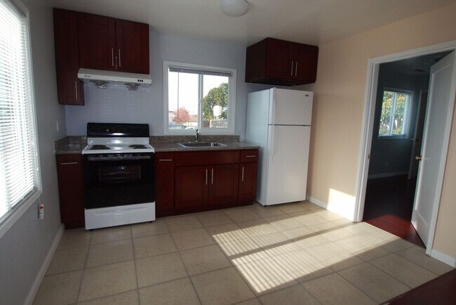 Building Photo - Renovated 2 Bedroom, on San Pablo Ave, in ...