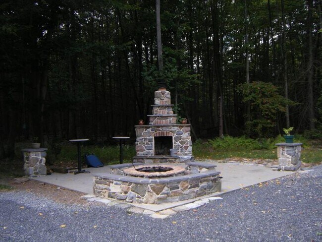 Building Photo - 878 Paddy Mountain Rd