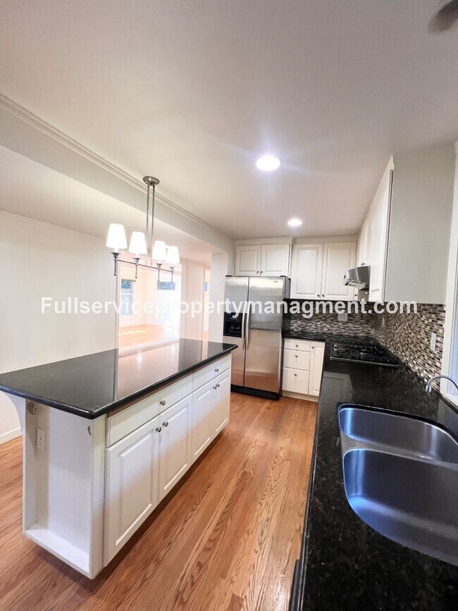 Building Photo - Beautiful Mercer Island Home with Private Hot Tub Pavillion & Spacious Floor Plan