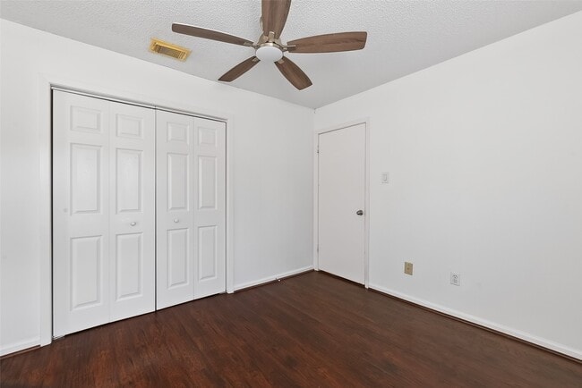 Building Photo - 2307 Brook View Ln