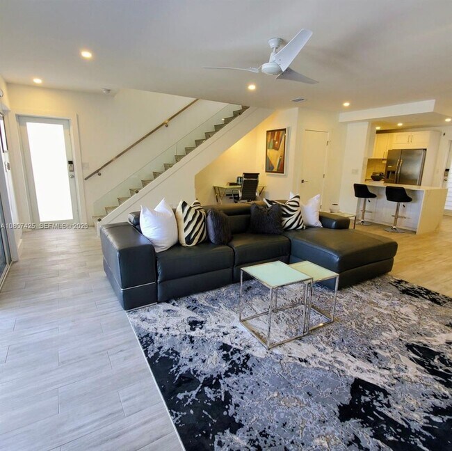 Building Photo - Beautiful waterfront townhouse in the heart of Miami