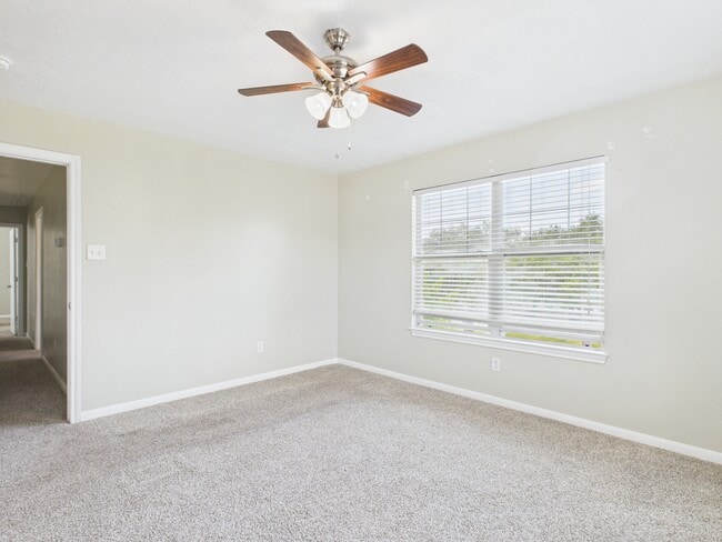 Building Photo - 1812 W Villa Maria Rd