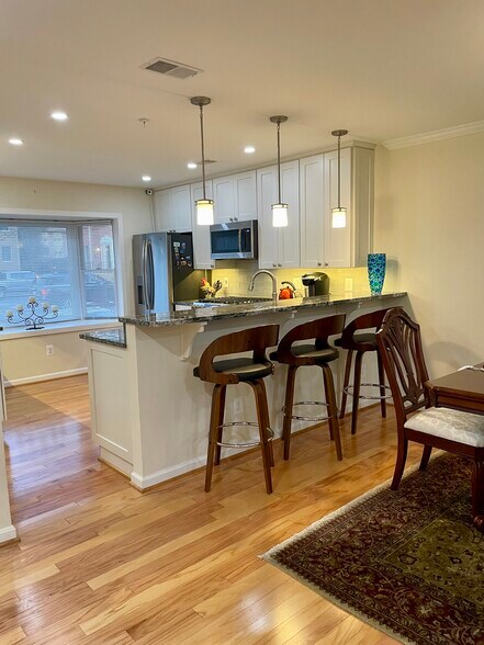 Building Photo - 203A Locust St SE