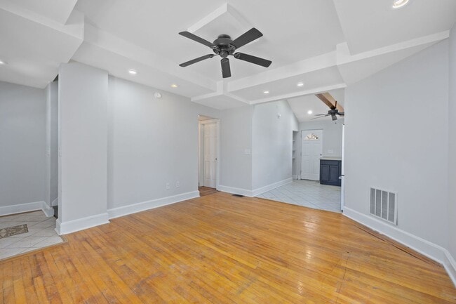 Building Photo - MADISONVILLE - Spacious 3 - 4 bedroom,  1 ...