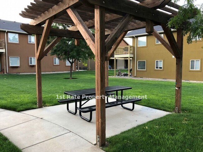 Building Photo - 872 N Bonsai Ln